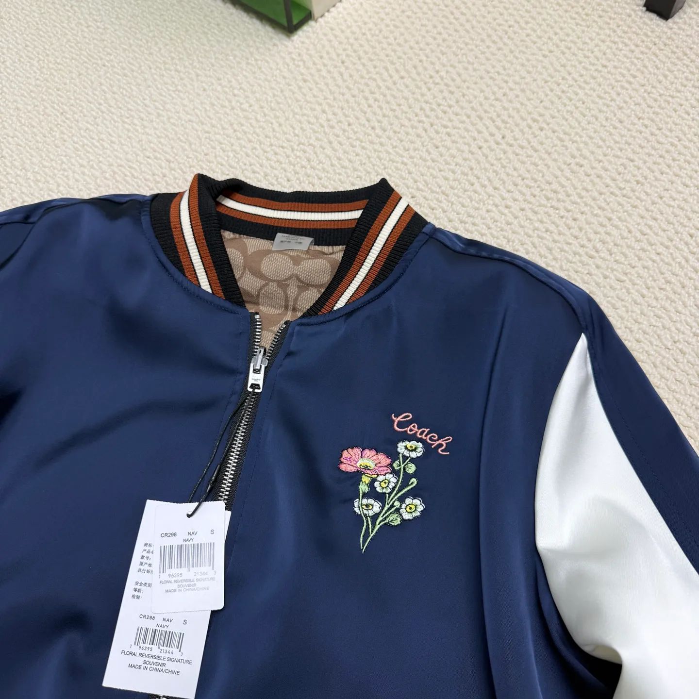 Provide one piece of clothing for two wears! COACH New Arrival women's jacket is here. Kou's New Arrival embroidered reversible baseball jacket for women. Super beautiful reversible baseball jersey. Produced by a major trading factory. Excellent quality. The quantity is not large, only about 500 pieces. But it's also very fragrant. One side is made of high-weight Navy Blue satin fabric. This fabric is absolutely amazing. Ordinary satin fabrics on the market are either soft and shapeless. Or the texture is rough and not delicate enough. The more delicate the fabric, the higher the fabric requirements. The fabric woven with forty-eight double yarns and three yarns is not only as delicate as Dove chocolate. And just hanging it flat there is very classy. I have tried it countless times and there is absolutely no snagging. The grass embroidery on the front chest can be said to be very three-dimensional. Perfectly complementing each other. Wearing it on the reverse side is a combination of color-blocked C all-over print and satin fabric. Classic is revealed in a low profile. All sizes available in complete packaging. Size: S-L (reversible) Color: Navy Blue (presbyopia reversed) (Material: polyester fiber) S size: length 59CM, bust 120CM, shoulder raglan (raglan) 72CM, reference weight 90-105 catties M size: length 61CM, bust 124CM, shoulder raglan (raglan) 74CM, reference weight 105-115 catties L size: length 63CM Bust 128CM, shoulder sleeves (raglan) 76CM, reference weight 115-130 catties